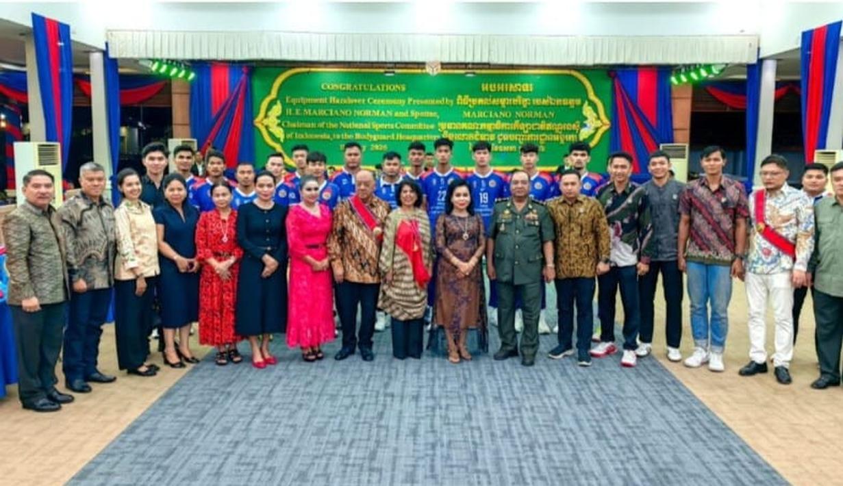 Jenderal Hing Bun Hieng menyambut dengan hangat dalam pertemuan yang berlangsung di Ta Khmau. Awalnya, ia menceritakan sedikit tentang dinamika antara Kamboja dan Thailand. Baik, Jenderal Hing Bun Hieng dan juga Letjen TNI Purn Marciano berharap perdamaian segera tercapai. (Dok. KONI)