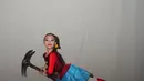 Thalia mengenakan kostum merah-biru dengan sentuhan khas kurcaci dalam cerita Snow White, lengkap dengan detail yang menonjolkan keceriaan dan energi. Kostumnya yang dihiasi aksen ceria menggambarkan semangat dan karakter yang penuh warna. [@sarwendah29].
