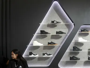 Pengunjung mengamati produk sepatu saat gelaran Jakarta Sneaker Day di Jakarta Convention Center (JCC), Senayan, Jakarta, Jumat (14/2/2025). (Liputan6.com/Herman Zakharia)