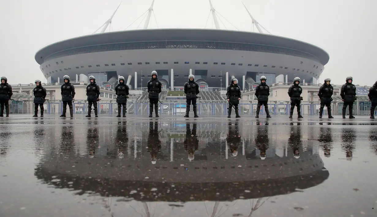 Polisi anti huru-hara berbaris saat melakukan latihan di depan stadion sepak bola yang baru dibangun di Saint Petersburg di Rusia, Selasa (17/4). (AP Photo/Dmitri Lovetsky)