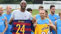 Mantan pebasket NBA, Kobe Bryant (tiga dari kiri) berpose bersama para penggawa Barcelona, beberapa waktu lalu. Bryant menyebut Barcelona lebih bagus dibanding Real Madrid.  (The Nacional)