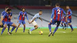 Penyerang Manchester City, Gabriel Jesus membawa bola dari kawalan para pemain Crystal Palace pada pertandingan lanjutan Liga Inggris di Stadion Etihad, Senin (18/1/2021). Dengan kemenangan ini, Man City naik ke posisi kedua dengan 35 poin hasil 17 laga. (Clive Brunskill/Pool via AP)