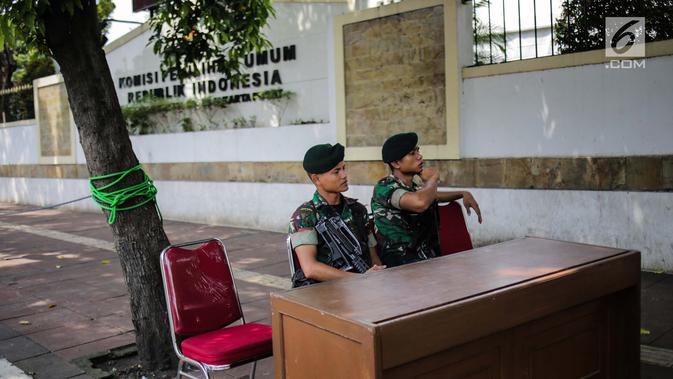 Tentara berjaga dengan membawa senjata lengkap saat mengamankan Kantor Komisi Pemilihan Umum (KPU), Jakarta, Kamis (18/4). Hal tersebut dilakukan untuk mengantisipasi ancaman keamanan usai Pemilu 2019. (Liputan6.com/Faizal Fanani)