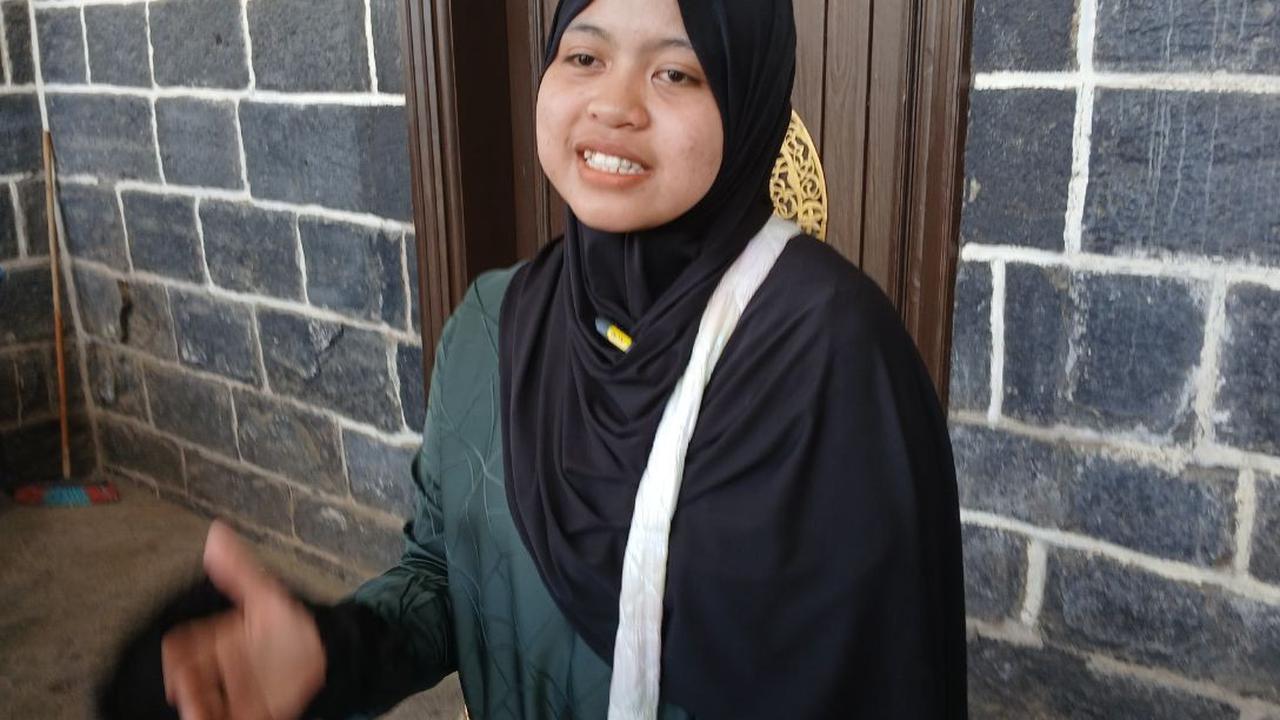 "Saya ambil dari lomba, bukan dari uang saku. Saya pernah lomba nari dari SD, SMP dan SMA," kata Alfina.