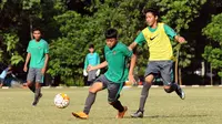 Pemain Timnas Indonesia U-16 berebut bola saat melakukan latihan di Lapangan Atang Sutresna,  Cijantung, Jakarta, Senin (3/7). Latihan ini persiapan jelang berlaga di Piala AFF U-16 Thailand, 9-22 Juli  mendatang. (Liputan6.com/Helmi Fithriansyah)