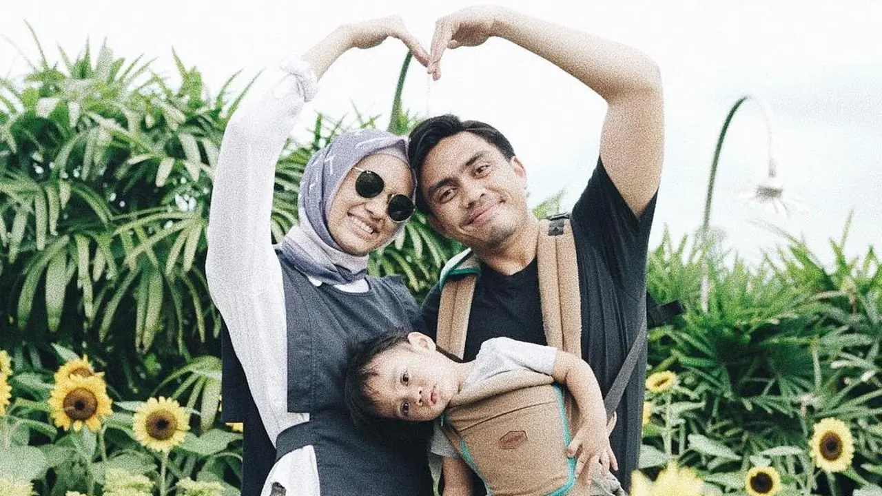 [Bintang] Gaya Seleb Asuh Anak