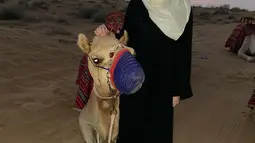 Banyak penggemar yang terpesona dengan paras manis Bulan Sutena. Di momen liburan tersebut, pelantun lagu 'Tetap Punyaku' itu tampil dengan hijab kuning bergaya khas perempuan Arab. Dengan memakai busana panjang berwarna hitam, Bulan tampak enjoy saat berpose bersama dengan unta di sebelahnya. (Liputan6.com/IG/@bulansutena)