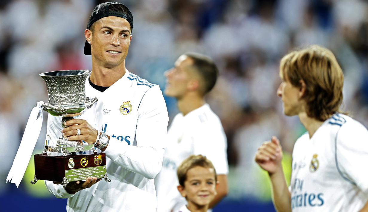 Kegembiraan bintang Real Madrid, Cristiano Ronaldo saat mengangkat trofi Piala Super Spanyol 2017 di Santiago Bernabeu stadium, Madrid, (16/8/2017). Real menang agregat 5-1. (AP /Francisco Seco)