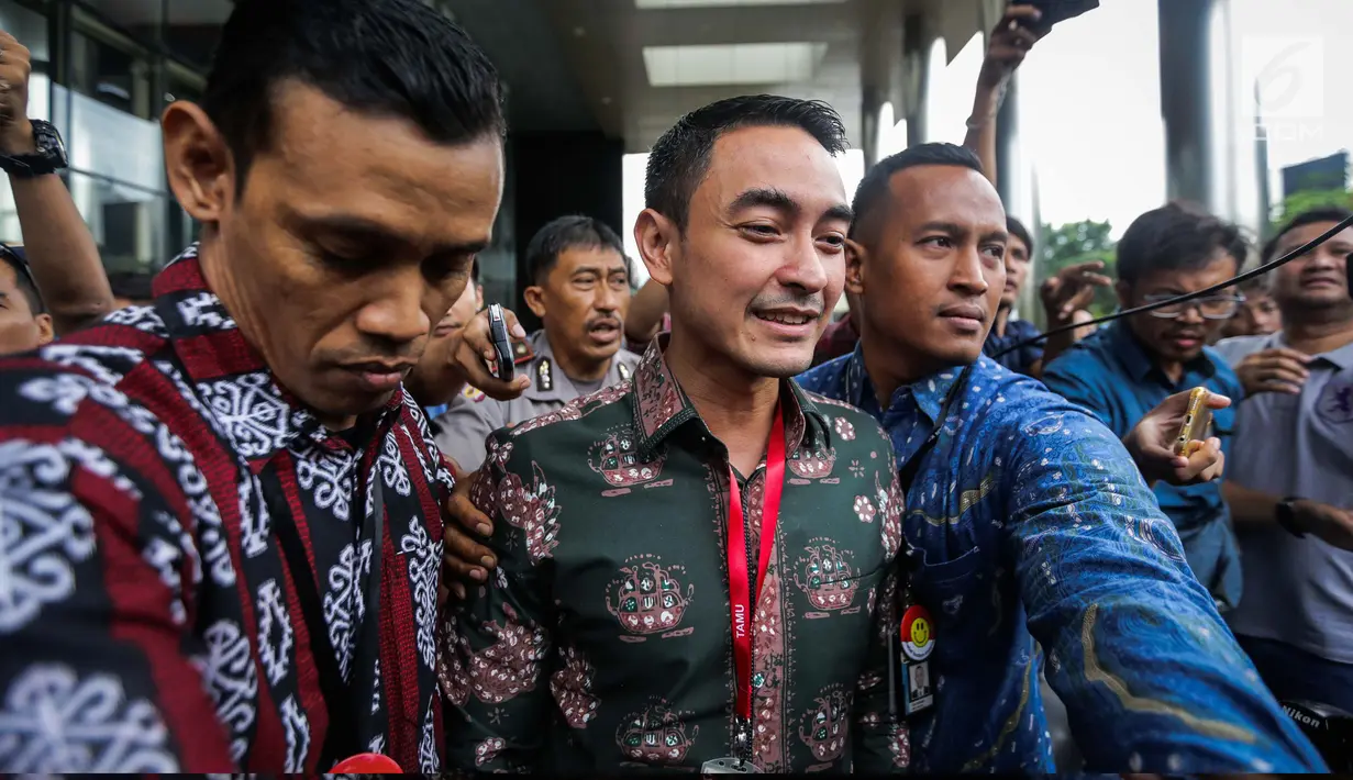 Gubernur Jambi Zumi Zola meninggalkan Gedung KPK seusai menjalani pemeriksa, Jakarta, Jumat (5/1). Zumi tak menggubris pertanyaan awak media terkait pemberian uang yang dilakukan anak buahnya kepada anggota DPRD Jambi. (Liputan6.com/Faizal Fanani)