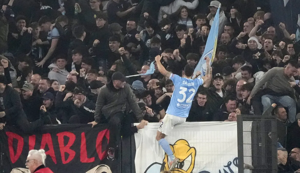 Pemain Lazio, Danilo Cataldi, merayakan gol ke gawang AS Roma pada laga pekan ke-27 Serie A 2022/2023 di Stadion Olimpico, Senin (20/03/2023). Lazio berhasil memenangkan laga derby melawan AS Roma. (AP Photo/Gregorio Borgia)