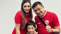 Ashanty turut hadir mendukung Timnas dan sang putra yang menjadi pendamping pemain. Ia tampil dengan jersey merah dan celana panjang hitamnya.