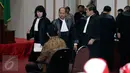 Basuki Tjahaja Purnama atau Ahok berdiskusi dengan kuasa hukumnya saat sidang lanjutan di Auditorium Kementan, Jakarta, Selasa (11/4). Sidang beragenda pembacaan tuntutan terhadap Ahok itu oleh majelis hakim ditunda. (Liputan6.com/Pool/Rommy Pujianto)