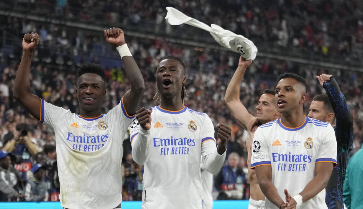 Terus berada di bawah tekanan, Real Madrid justru berhasil unggul lebih dulu pada menit ke-59. Umpan silang Valverde dari sisi kanan mampu dituntaskan Vinicius Junior menjadi gol dengan sepakan kaki kanan. (AP/Kirsty Wigglesworth)
