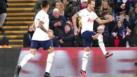 Kegembiraan striker Tottenham Hotspur, Harry Kane usai mencetak gol ke gawang Crystal Palace dalam lanjutan Liga Inggris 2022/2023, Kamis (5/1/2023) dini hari WIB. (Zac Goodwin/PA via AP)