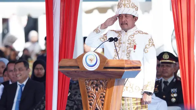 Menteri Kelautan dan Perikanan, Sakti Wahyu Trenggono di tengah masyarakat Kampung Nelayan Merah Putih (KNMP) Sorue Jaya, Kabupaten Konawe, Sulawesi Tenggara. (Dok KKP)