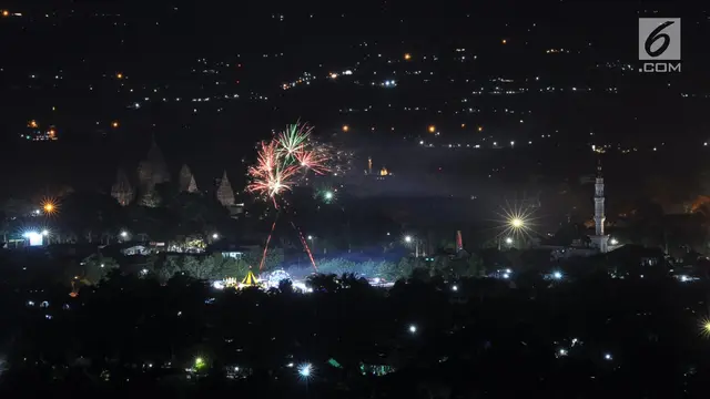 Kembang Api Warna-warni Meriahkan Tahun Baru di Candi Prambanan