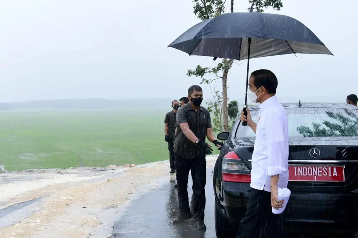 Presiden Jokowi saat meninjau kawasan food estate di Kabupaten Sumba Tengah, NTT.