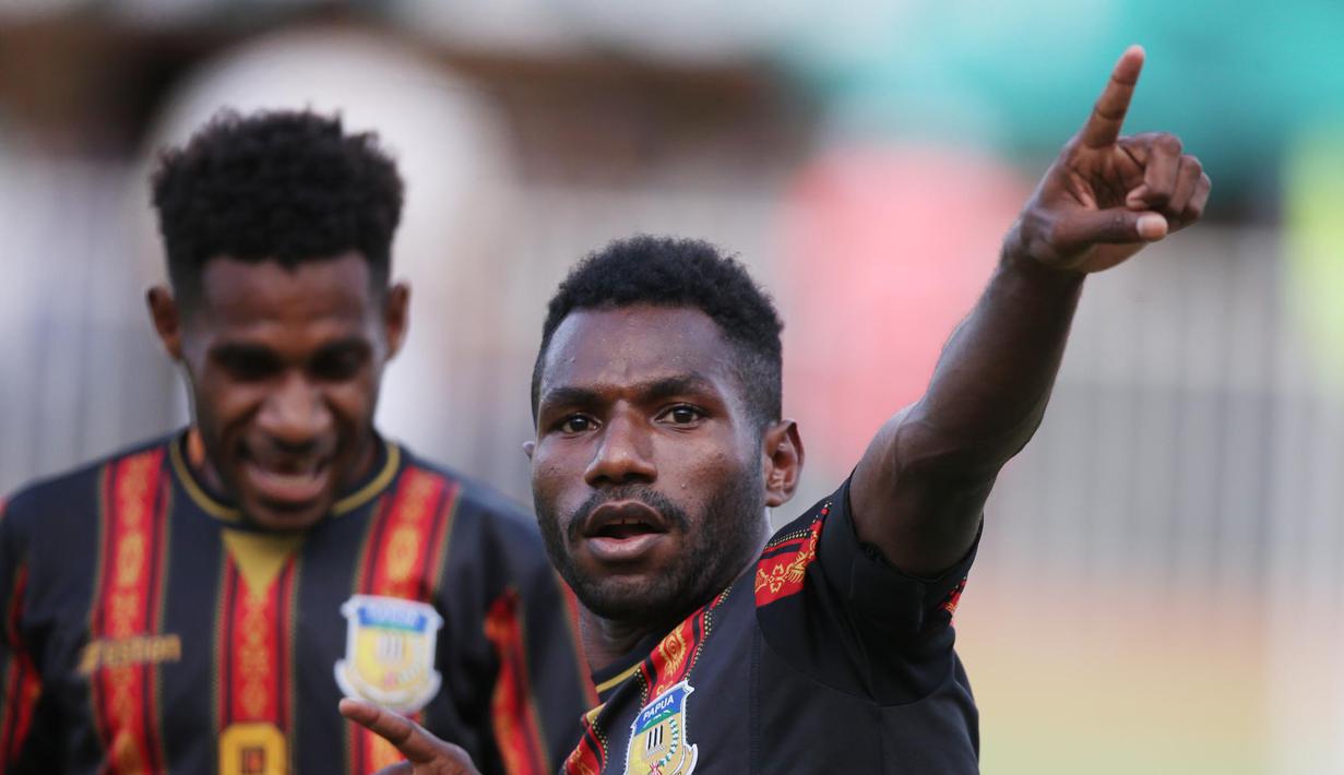 Baru empat menit laga berjalan, tim Papua mendapatkan hadiah penalti setelah Rezal Mursalin melakukan handsball di kotak penalti. Sang kapten, Ricky Cawor yang menjadi algojo sukses menuntaskan tugasnya dengan baik. (PB PON XX Papua/Chaarly Lopulua)