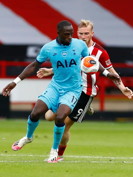 Gelandang Tottenham Hotspur, Moussa Sissoko berusaha mengontrol bola dari kawalan pemain Sheffield United, Oliver McBurnie pada pertandingan lanjutan Liga Inggris di Bramall Lane di Sheffield, Inggris (2/7/2020). Sheffield United menang telak 3-1 atas Tottenham. (Jason Cairnduff/Pool via AP)