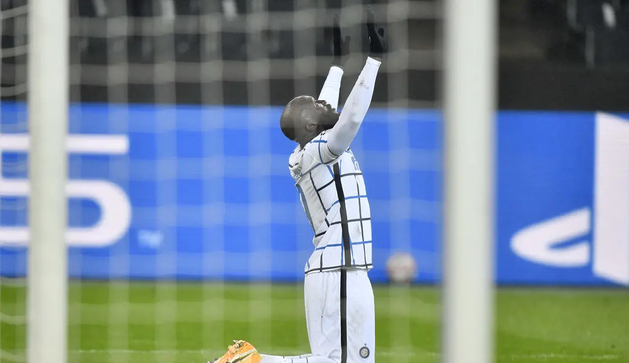 Striker Inter Milan, Romelu Lukaku, melakukan selebrasi usai mencetak gol ke gawang Borussia Moenchengladbach pada laga Liga Champions di Stadion Borussia Park, Rabu (2/12/2020). Inter Milan menang dengan skor 3-2. (AP/Martin Meissner)