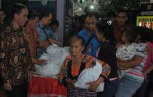 Bagi sembako gratis, Jokowi dikerumuni warga