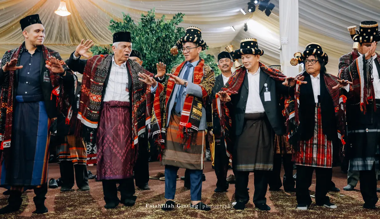 Setelah dari pagi menjalani rangkaian prosesi adat Mandailing, malam ini juga diadakan prosesi manortor semalam suntuk. Acara menari tor tor secara bergantian hingga besok pagi pukul 08.00 pagi. (Foto: Fatahillah Ginting Fotography Medan)