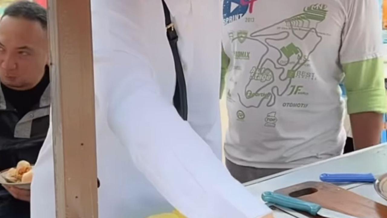 Momen Mulan Jameela Jajan Kupat Tahu Khas Sunda di Pinggir Jalan, Goreng Tahu Sendiri 'Pokona Mah Raos Pisan