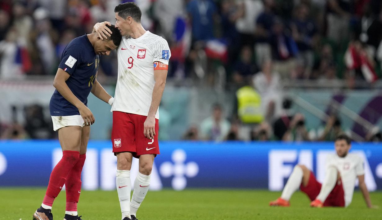 Tentunya hobi baru Robert Lewandowski dengan bicara berbisik dengan dua pemain PSG di Piala Dunia 2022 bukan menjadi hal yang kebetulan semata. Bisa saja hal tersebut sengaja dilakukan Lewandowski untuk mengorek informasi tentang PSG, klub kaya raya Prancis yang bisa saja akan mejadi pelabuhan barunya di musim depan. (AP/Natacha Pisarenko)