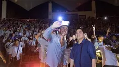 Legenda hidup Inter Milan, Youri Djorkaeff mengajak selfie Presiden Inter Milan, Erick Thohir pada acara puncak Gathering Nasional Inter Club Indonesia ke-4 di GWK, Bali, Sabtu (29/8/2015). (Bola.com/Vitalis Yogi Trisna)