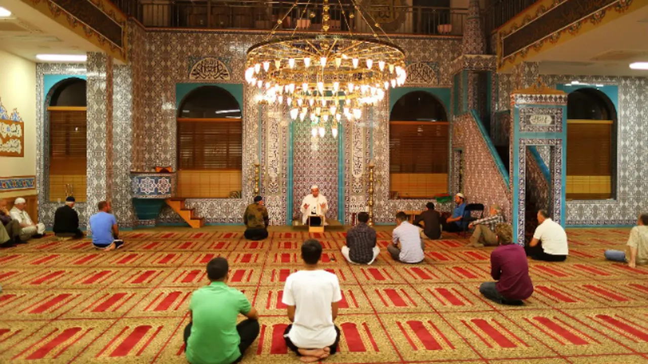 Warga Muslim di Tempat Ini Undang Bukber Komunitas LGBT
