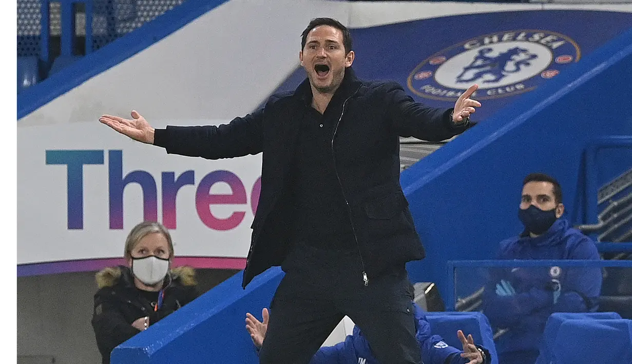 Pelatih Chelsea, Frank Lampard, tampak tidak puas dengan keputusan wasit dalam laga lanjutan Liga Inggris 2020/21 di Stamford Bridge, Minggu (29/11/2020) waktu setempat. Chelsea bermain imbang 1-1 dengan Tottenham. (AFP/Justin Tallis/Pool)