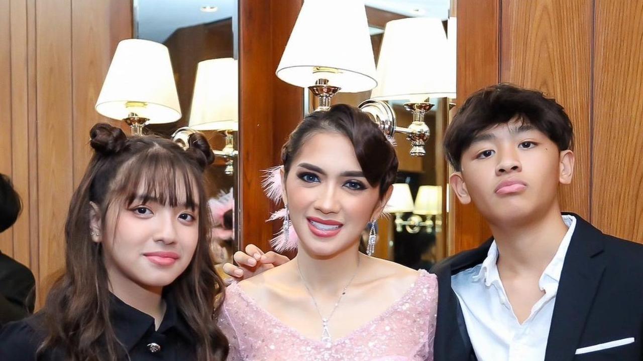 Angel Karamoy dikaruniai dua anak dari pernikahannya dengan Steven McJames Rumangkang pada 2007 lalu. Anak pertamanya, Lovely Rumangkang kini tumbuh menjadi gadis cantik.&nbsp;