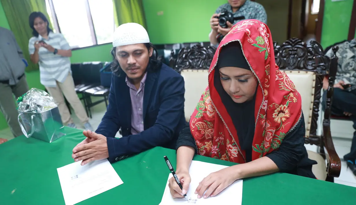 "Nggak ada resepsi, karena aku nggak boleh terlalu capek. Pelaminan saja nggak ada," aku Ria Irawan. "Ingin lebih sederhana, yang simpel saja," timpal Mayky, di kediaman mereka, Lebak Bulus, Jakarta Selatan, Jumat (23/12). (Adrian Putra/Bintang.com)