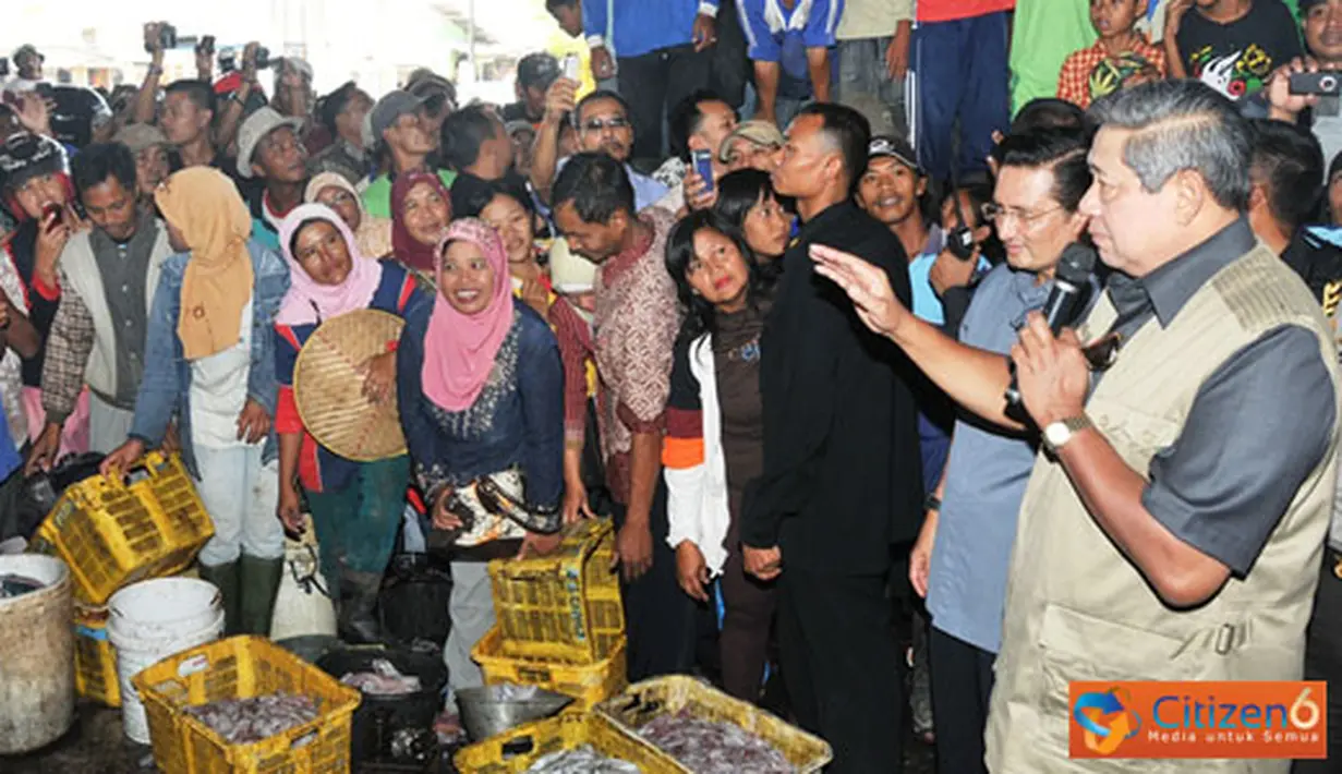 Citizen6, Tegal: Presiden Susilo Bambang Yudhoyono didampingi Menteri Kelautan dan Perikanan Fadel Muhammad melakukan kegiatan Sapa Nelayan, bertempat di Pelabuhan Perikanan Pantai (PPP) Tegalsari, Tegal, Jawa Tengah. (Pengirim: Efrimal Bahri)