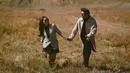Denny Caknan dan Bella Bonita melakukan prewedding di Bromo. Momen berpegangan tangan sambil lihat-lihatan ini sukses curi perhatian. Momen romantis Denny dan Bella prewedding ini tuai atensi. (Liputan6.com/IG/denny_caknan)