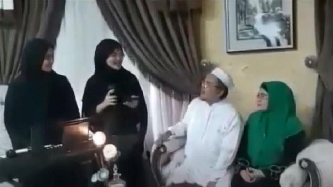 Rizieq Shihab bersama keluarga (dok. Habaib Dakwah TV)