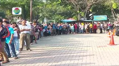Antrean panjang penukaran uang di Lapangan IRTI Monas ini dimanfaatkan oleh sejumlah calo 