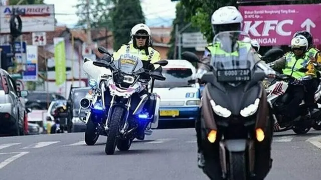 Korps Lalu Lintas (Kakorlantas) Polri Irjen Royke Lumowa mengendarai motor gede BMW