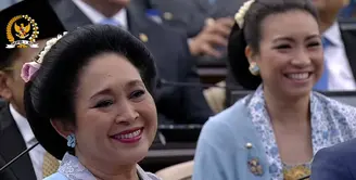 Bukan mendampingi Prabowo sebagai ibu negara, Titiek Soeharto hadir menjadi salah satu anggota DPR RI terpilih. Ia pun tampil dengan tampilan serba biru. [Youtube MPR]