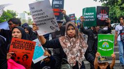 Massa dari berbagai elemen berjalan kaki untuk melakukan peringatan Hari HAM Sedunia yang ke-76. (merdeka.com/Arie Basuki)