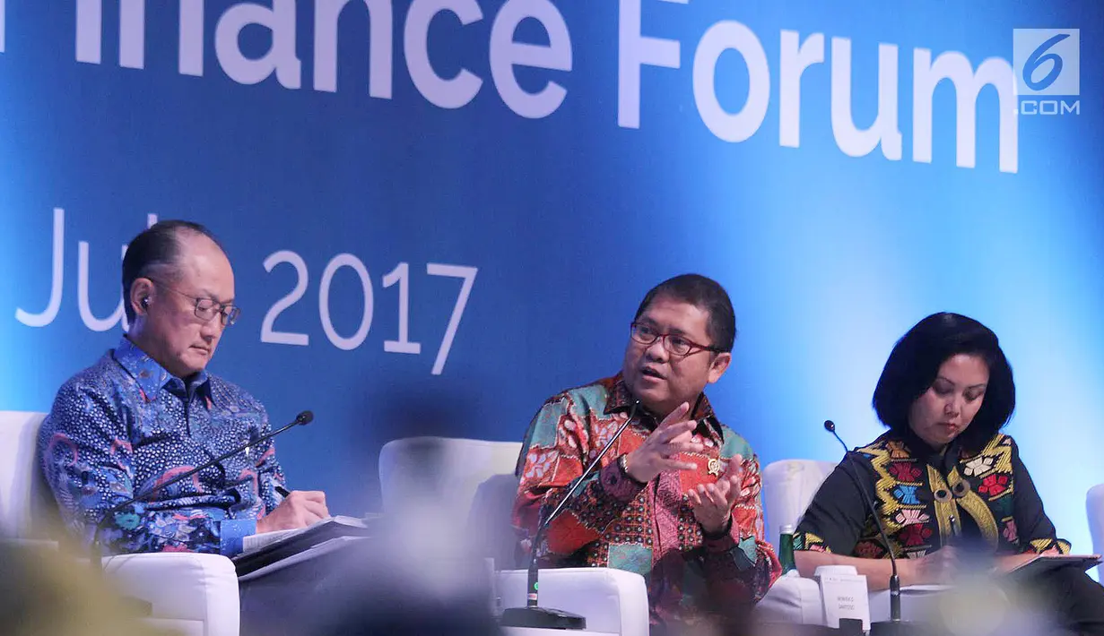  Menkominfo Rudiantara dan President of the World Bank Group Jim Yong Kim dan Presdir of Astra Infrastructure Wiwiek D. Santoso memberikan paparan acara IIFF 2017 di Jakarta, Selasa (25/7). (Liputan6.com)