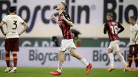 Gelandang AC Milan, Alexis Saelemaekers berselebrasi usai mencetak gol ke gawang AS Roma pada pertandingan lanjutan Liga Serie A Italia di Stadion Milan San Siro, Italia, Senin (26/10/2020). AC Milan bermain imbang atas Roma 3-3. (Fabio Ferrari / LaPresse via AP)