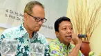 Ketum Partai Persatuan Pembangunan (PPP) Hasil Muktamar Surabaya, Romahurmuziy (kanan) didampingi Sekjen PPP Aunur Rofiq menyampaikan paparan Refleksi Akhir Tahun PPP di Jakarta, Selasa (29/12). (Liputan6.com/Helmi Afandi)