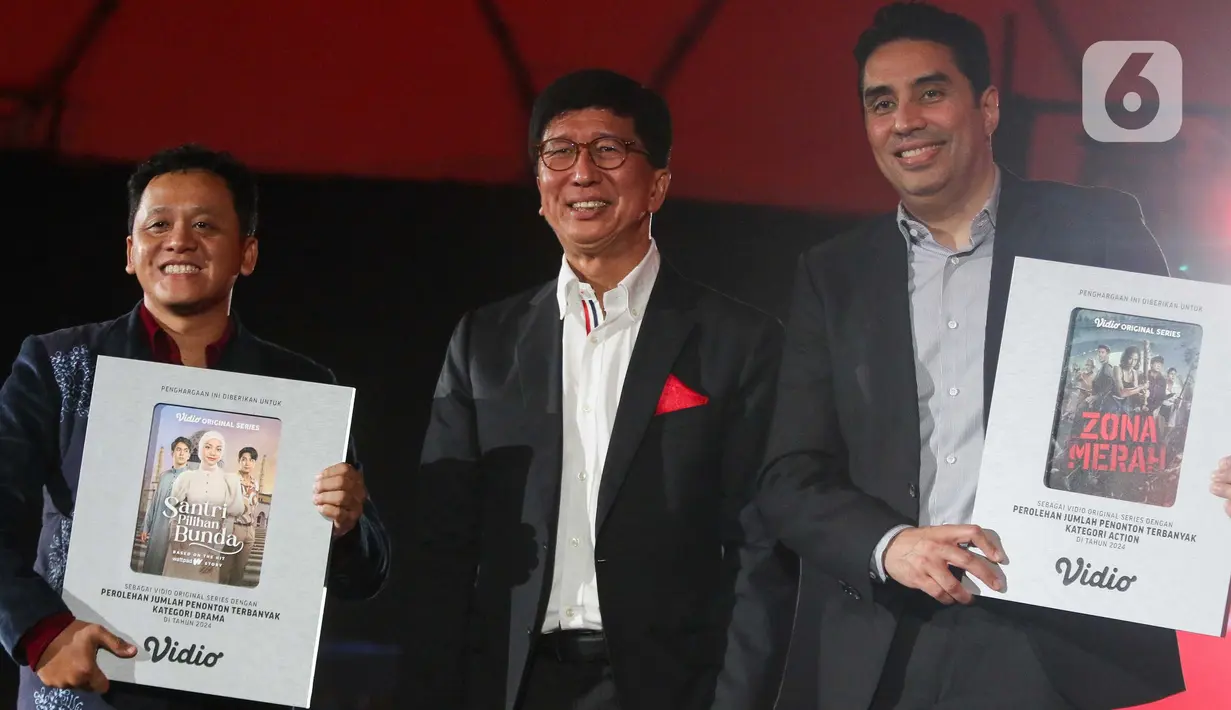 CEO Vidio, Sutanto Hartono (tengah) berfoto bersama usai menyerahkan penghargaan kepada original series dengan perolehan jumlah penonton terbanyak pada acara Vidio Penasaran 2025 di The Dome Senayan Park, Jakarta, Kamis (6/2/2025). (Liputan6.com/Herman Zakharia)