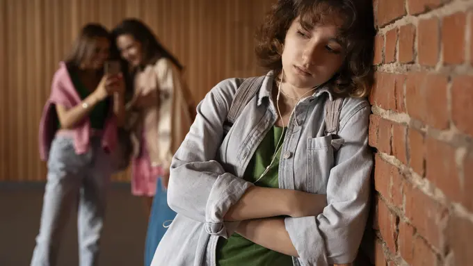 Biarkan atau Arahkan? Begini Cara Bijak Hadapi Anak Remaja yang Sulit Bergaul (photo by freepik.com)