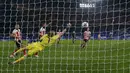 Pemain Chelsea Tammy Abraham (kedua kiri) mencetak gol ke gawang Sheffield United pada pertandingan Liga Premier Inggris di Stadion Stamford Bridge, London, Sabtu (7/11/2020). Chelsea menang 4-1. (Peter Cziborra/Pool via AP)