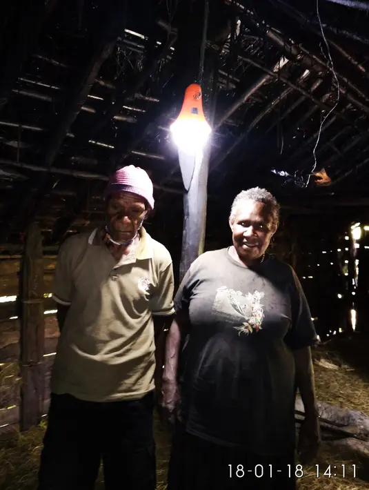 Warga menikmati Lampu Tenaga Surya Hemat Energi (LTSHE) di desa terpencil Papua. Pada 2017 Kementrian ESDM telah membagikan paket LTSHE untuk 79.564 rumah di 1.027 desa (Liputan6.com/HO/Hadi M Djuraid)