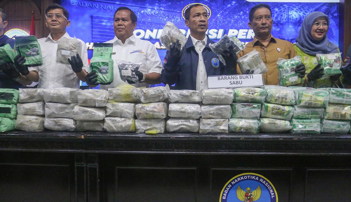 Pelaksana Tugas Deputi Bidang Pemberantasan Badan Narkotika Nasional (BNN), Roy Hardi Siahaan (tengah) saat menunjukkan hasil Operasi Saber Bersinar 2026 di Kantor BNN RI, Jakarta, Selasa (19/5/2026). (merdeka.com/Arie Basuki)