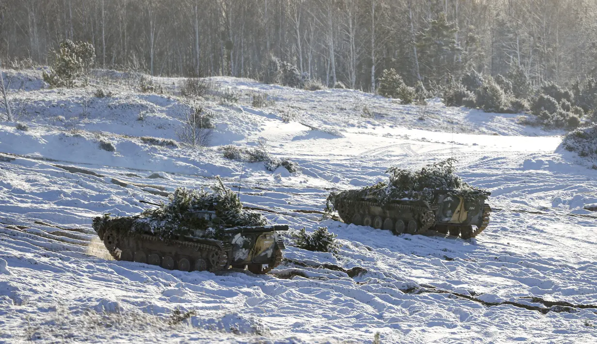 Kendaraan lapis baja bergerak di tempat pelatihan Gozhsky saat latihan militer Union Courage-2022 Rusia-Belarusia di Belarusia. Rusia dengan tegas menyangkal bahwa mereka bermaksud untuk melancarkan serangan terhadap Ukraina. (BelTA via AP)