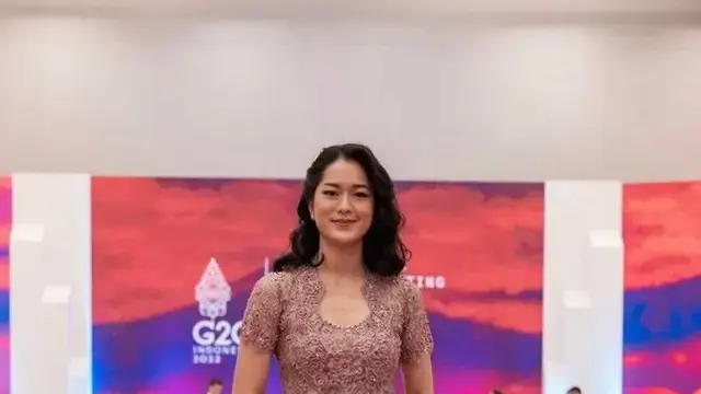 Inspirasi kebaya brokat lengan pendek (credit: instagram/azriel_hermansyah)